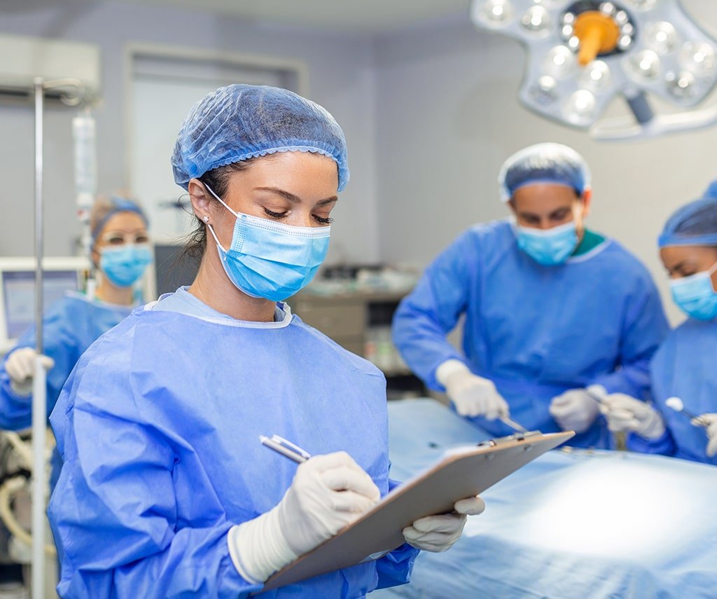 surgeon-writing-clipboard-operation-room-anaesthesiologist-writing-updates